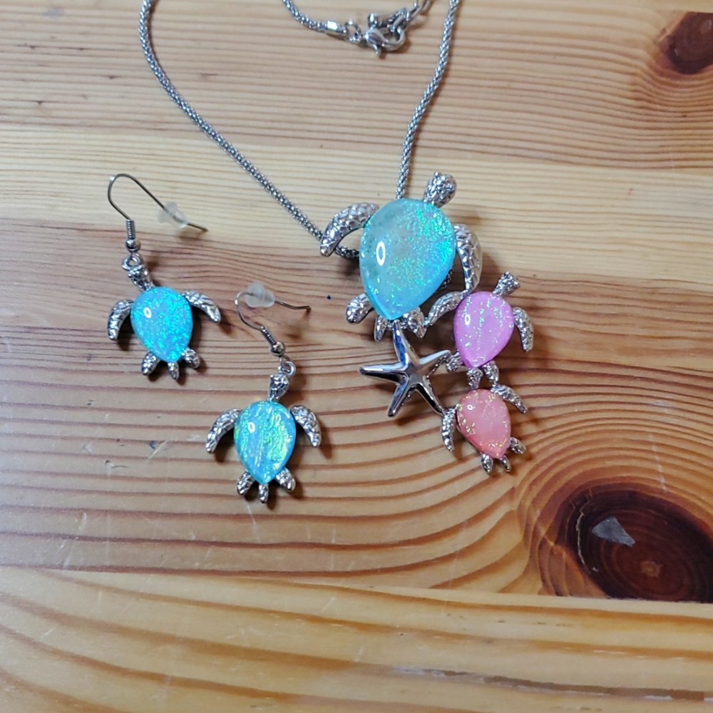 Stunning Sea Turtle Necklace & Earrings From Hawaii DW443